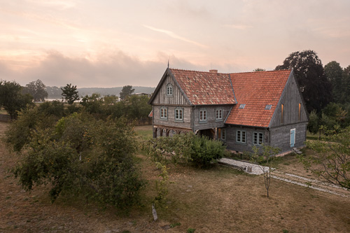 wyjatkowy dom podcieniowy z pieknym ogrodem o zachodzie slonca